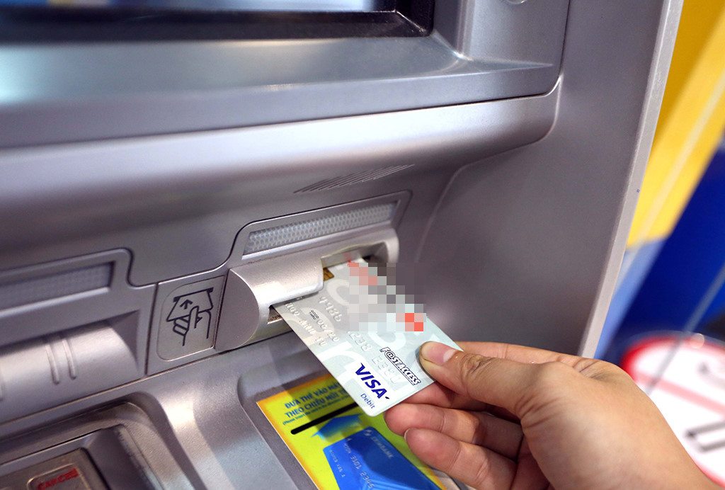 Chức năng rút tiền thẻ tín dụng tại cây ATM và cách tính phí