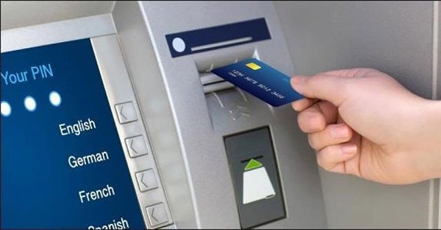 Thẻ ngân hàng bị khóa thì có chuyển tiền được không?